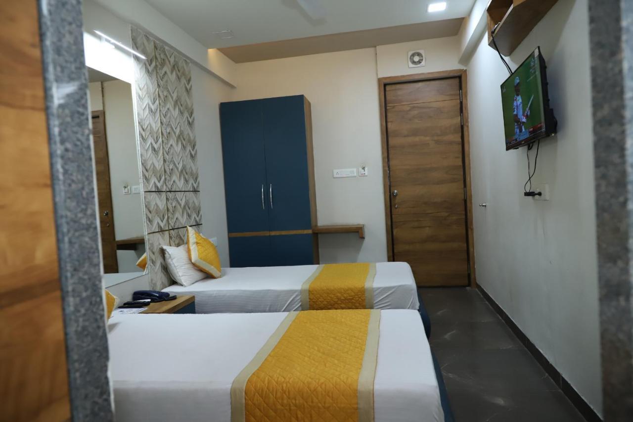 Hotel Dolphin Residency Pātan Exterior photo